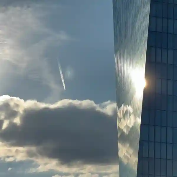 Europäische Zentralbank in Frankfurt am Main – Sonnenlicht reflektiert in der Glasfassade