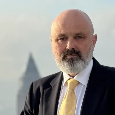 Johannes Faupel, Executive Coach, vor der Frankfurter Skyline